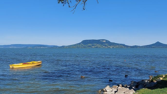 Balaton túra, csónakok a Balatonon, háttérben a badacsonyi hegyek