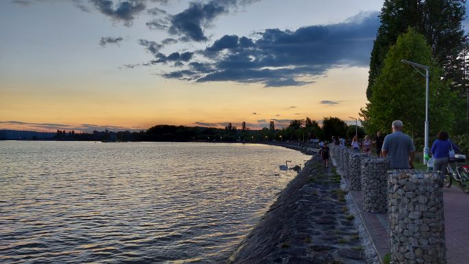 Balaton túra, Balatonkenese, parti sétány - este