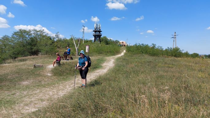 Balaton túra, Balatonkenese, jómagam igen előnyös kalapban a Soós hegyi kilátóval a háttérben