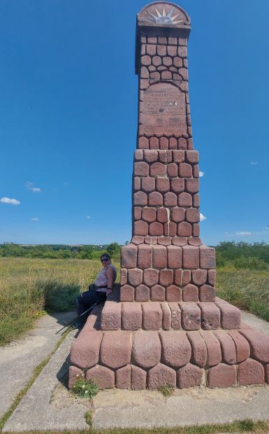 Balaton túra, Balatonkenese, Soós Lajos emlékoszlop és Erika az árnyékban