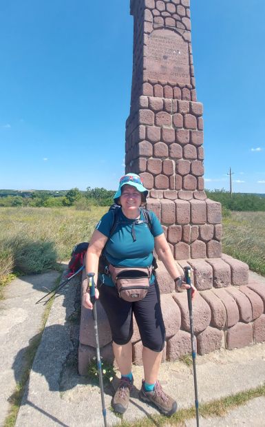 Balaton túra, Balatonkenese, Soós Lajos emlékoszlop és jómagam az igen előnyös kalapban :-)