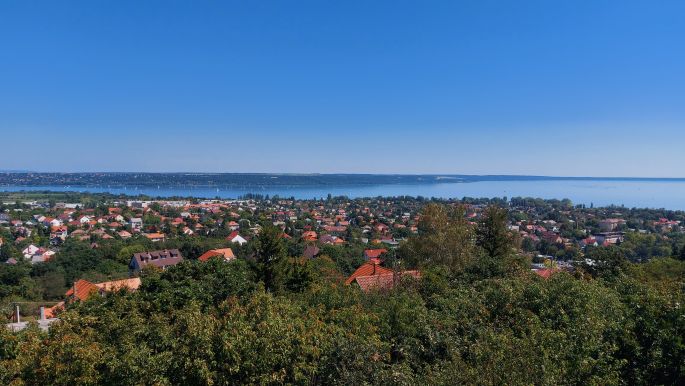 Balaton túra, Balatonalmádi, kilátás az Óvári messzelátóról