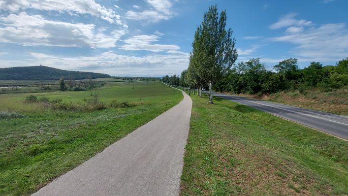 El Camino helyett Balaton túra - Tihanyi félsziget, vissza Aszófő felé a bicikliúton, akarom mondani a mellette lévő füves sávon