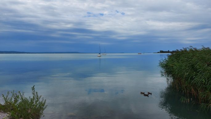 Balaton túra, felhős ég, nyugodt víztükör.