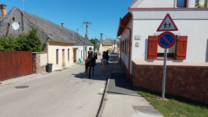 Balaton túra, Kővágóörs, lovasok