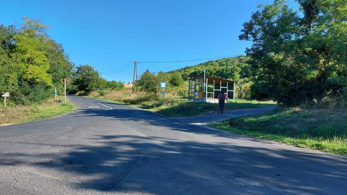 Balaton túra, a hegyestűi elágazásnál lévő buszmegálló, ahol megreggeliztünk