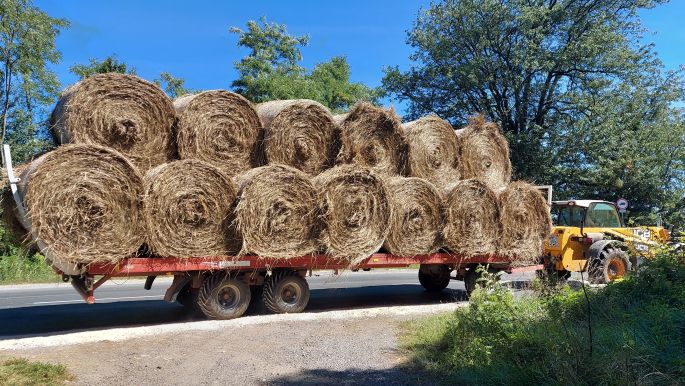 Balaton túra, szalmabálákat szállító mezőgazdasági jármű