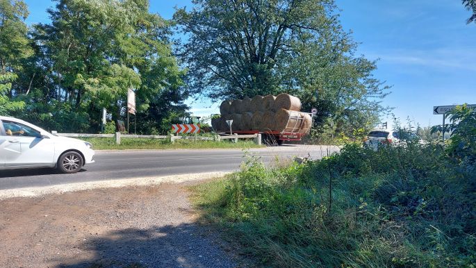 Balaton túra, a szalmabálákat szállító mezőgazdasági jármű elkanyarodik
