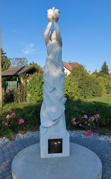 Balaton túra, Vonyarcvashegy, az 56-os emlékmű, a galambot tartó nő szobra