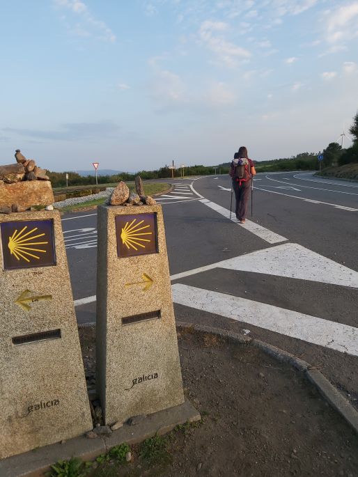 Camino de Muxía, a kettős jelzőkő a két irányba mutató nyilakkal, a bal oldali Finisterrába, a jobb oldali Muxíába vezet