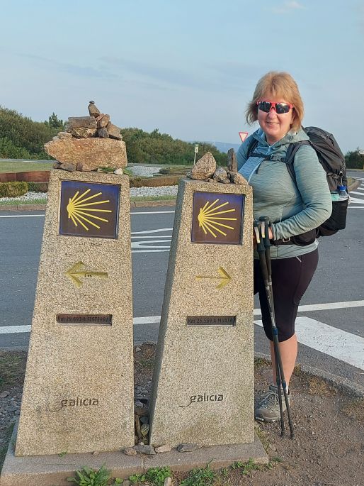 Camino de Muxía, a kettős jelzőkő a két irányba mutató nyilakkal és egy Andreával