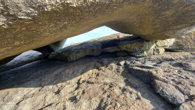 Muxía, a Pedra dos Cadrís, vagyis a nagy vesekő, ami alatt kilencszer kell átbújni