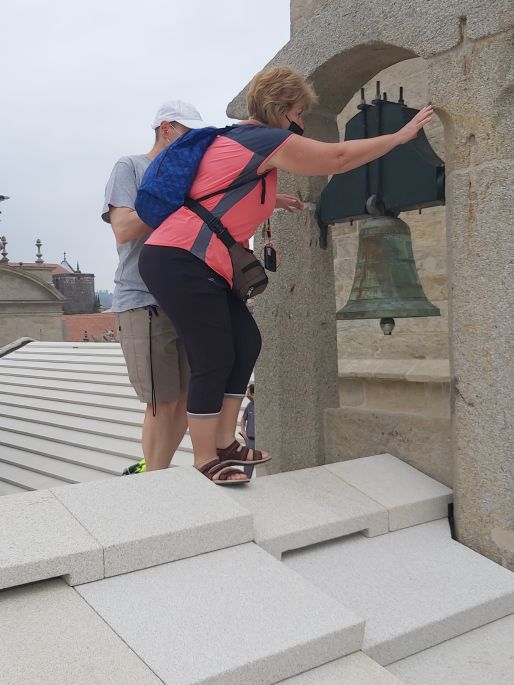Santiago de Compostela, Andrea próbálkozik megállni a lábán a katedrális tetején :-)