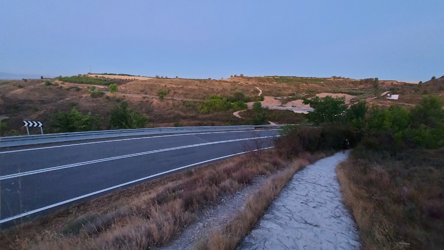 El Camino, Francia út, országút melletti gyalogút