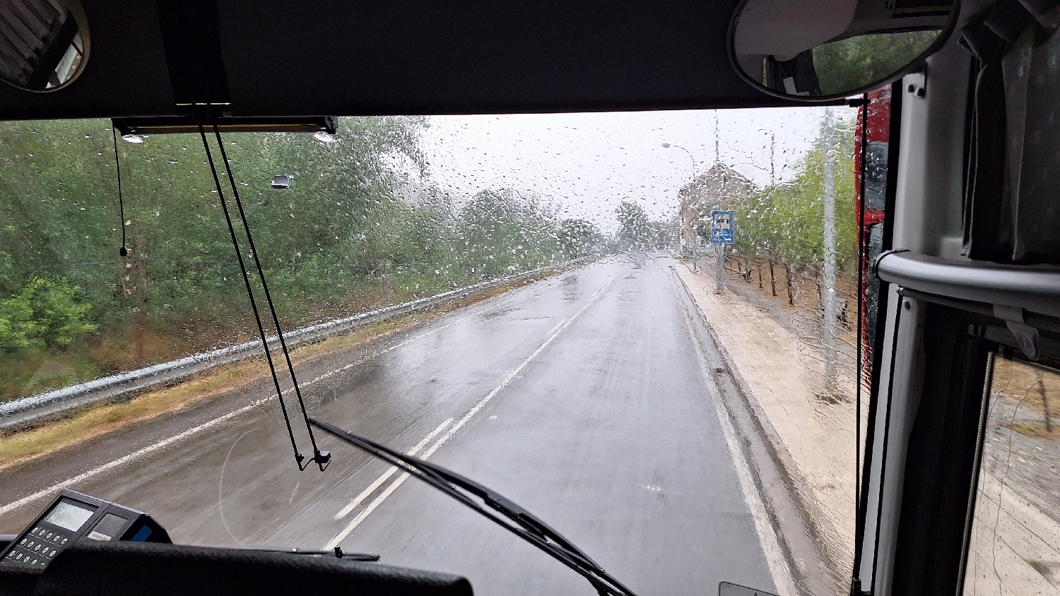 Camino Aragonés, busszal száguldunk Jaca felé a szakadó esőben