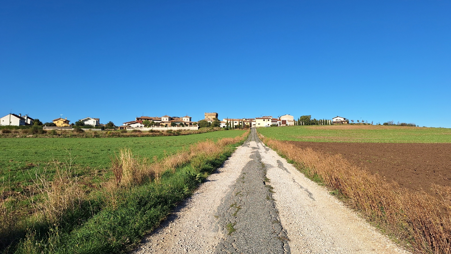 El Camino, Aragon út, már közelebb van Olcoz falu, de az út nem vezet be a településre, hanem előtte elkanyarodik jobbra