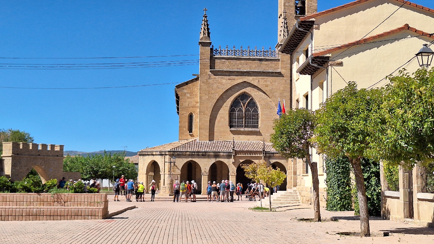 El Camino, Aragon út, Francia út, Óbanosban zarándok-turisták állnak a templom előtt