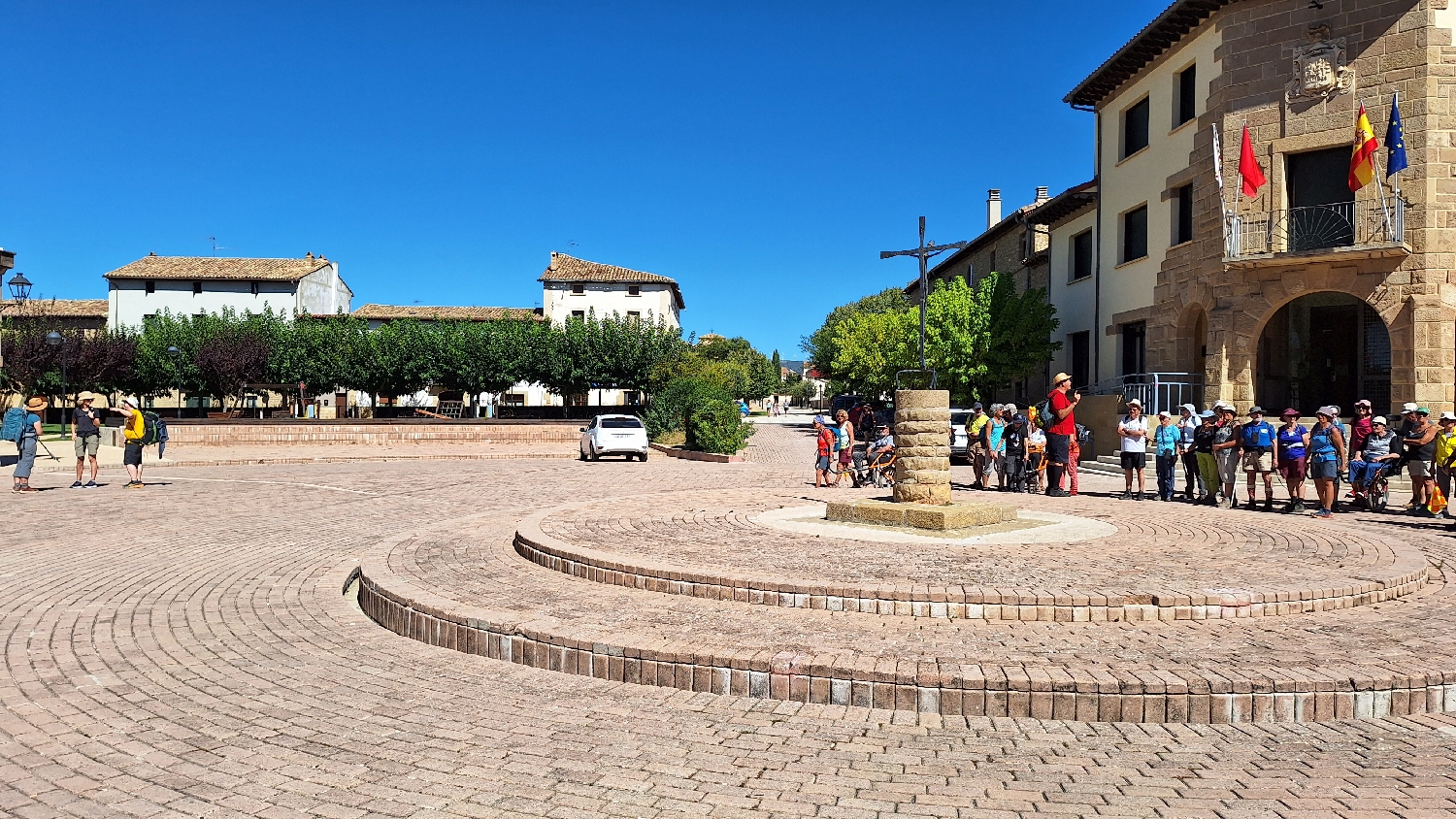 El Camino, Aragon út, Francia út, Óbanosban zarándok-turisták állnak a templom előtt