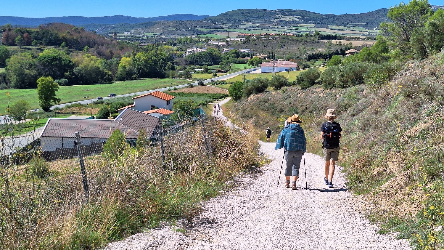 El Camino, Aragon út, Francia út, Óbanos után már sok zarándok gyalogol a következő település felé