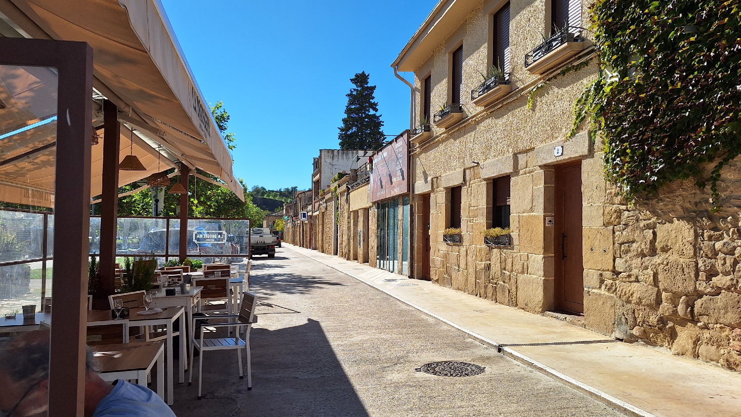 El Camino, Aragon út, Francia út, Puente la Reina, a széles úton rengeteg bár, étterem és nem utolsó sorban a buszmegálló is itt található