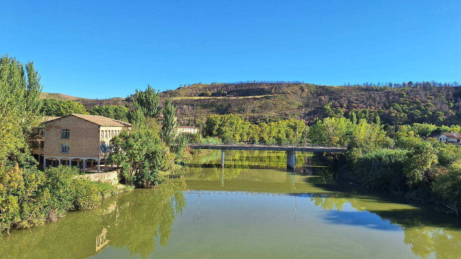 El Camino, Aragon út, Francia út, Puente la Reina, a Río Arga és a közúti híd a régi gyalogos kőhídról
