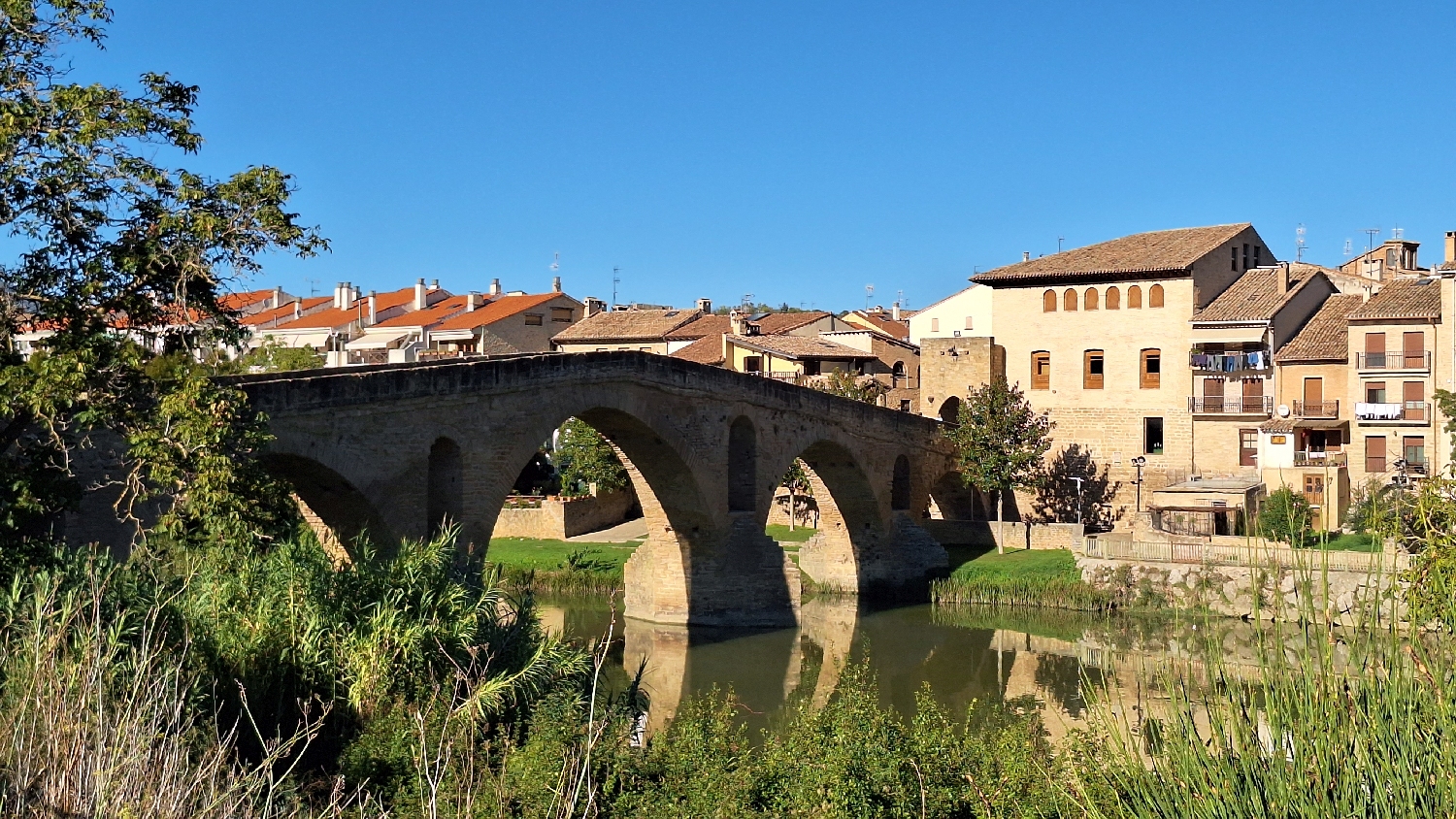 El Camino, Aragon út, Francia út, Puente la Reina, a régi gyalogos kőhíd a túlpartról fotózva