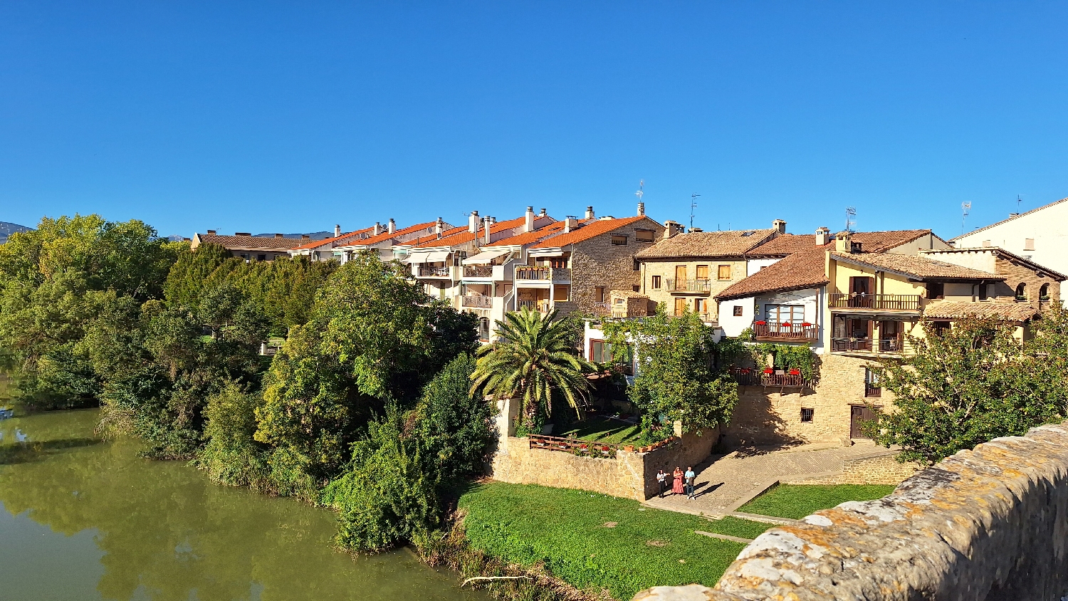 El Camino, Aragon út, Francia út, Puente la Reina, a Río Arga partmenti házai a régi gyalogos kőhídról