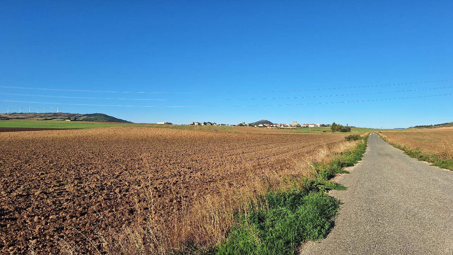 El Camino, Aragon út, távolban Olcoz falu, de az út ez előtt is elkanyarodik