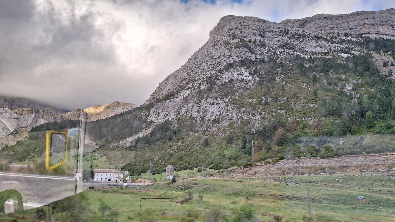 El Camino Aragonés, a környező hegyek a buszról fotózva