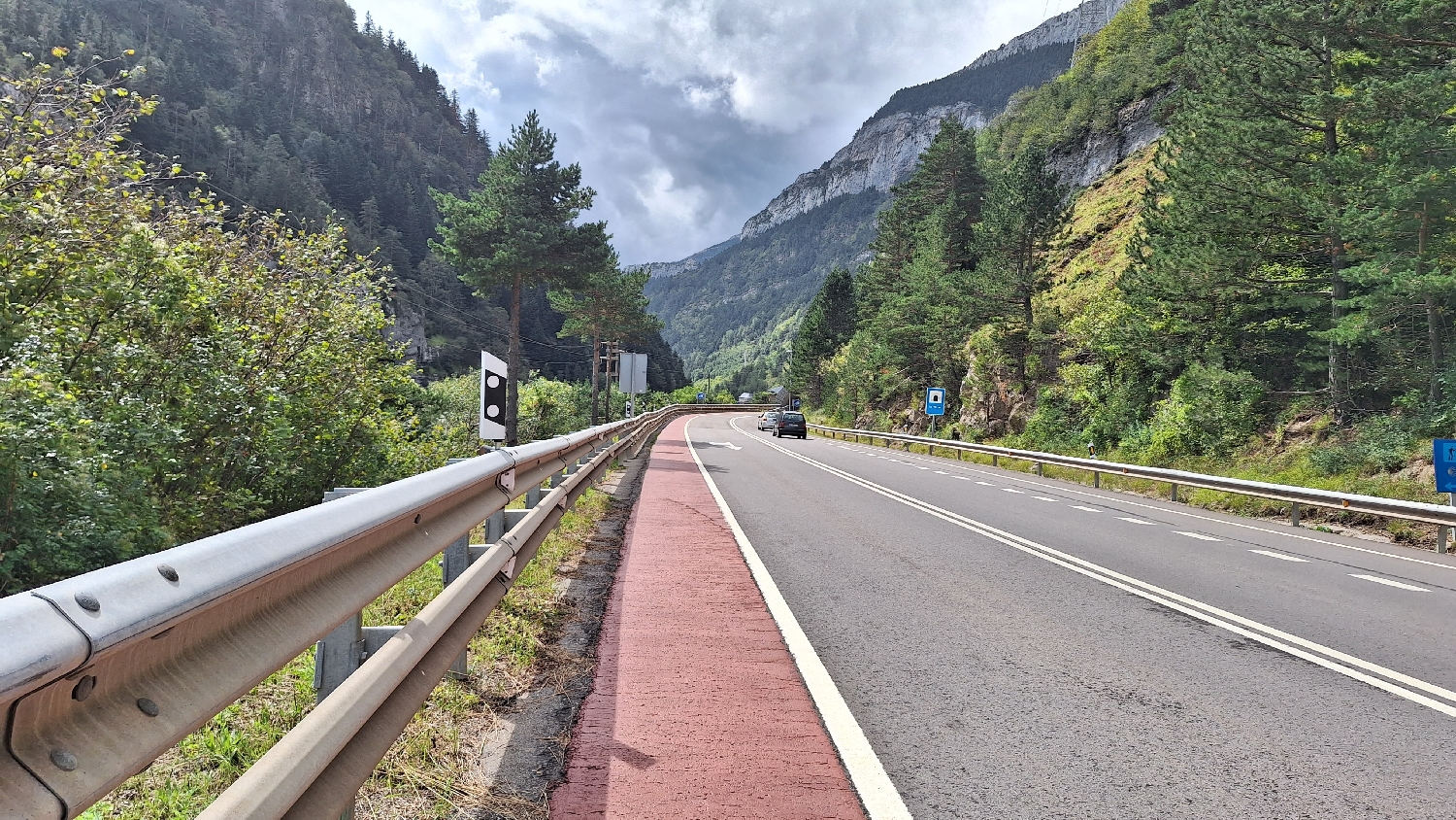 El Camino Aragonés, Canfranc Estación után az országút mellett