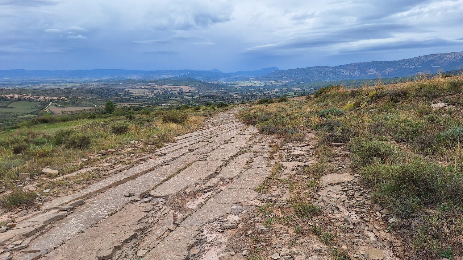 El Camino, Aragon út, széles gyalogút, lapos kövekkel megerősítve