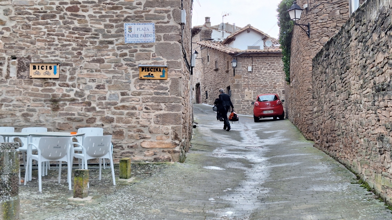 El Camino, Aragon út, Undués de Lerda, a svájci motoros éppen bepakol az alberguébe