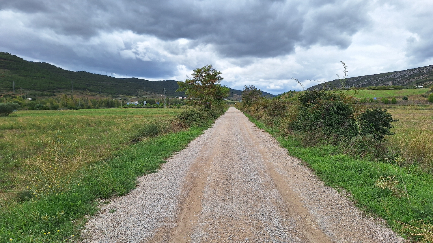 El Camino, Aragon út, széles földút vezet a szurdokhoz