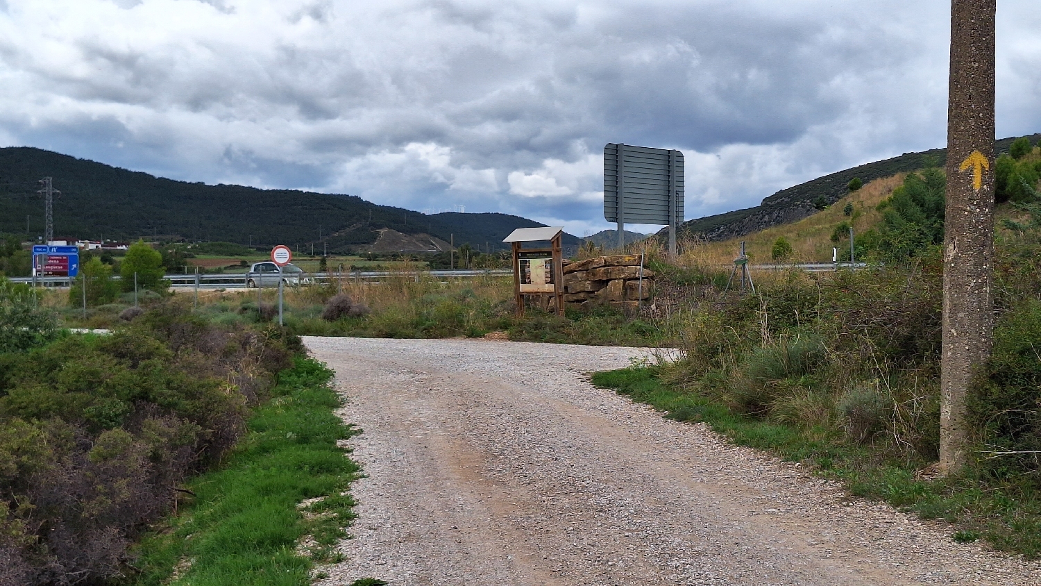 El Camino, Aragon út, széles földút vezet a szurdokhoz