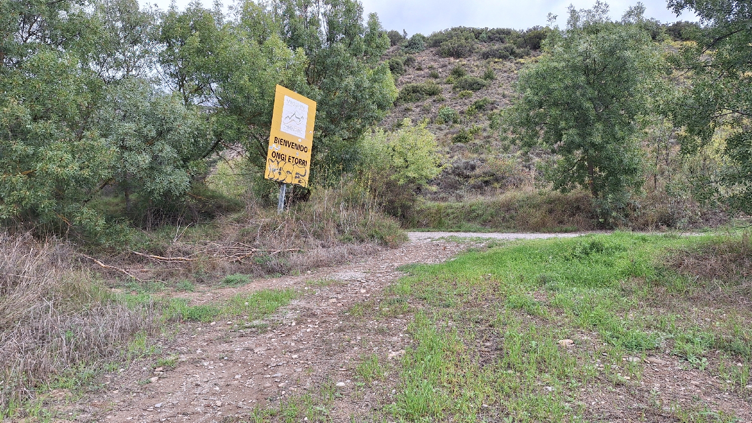 El Camino, Aragon út, tovább a keskeny úton, majd a táblánál balra a széles sétányon