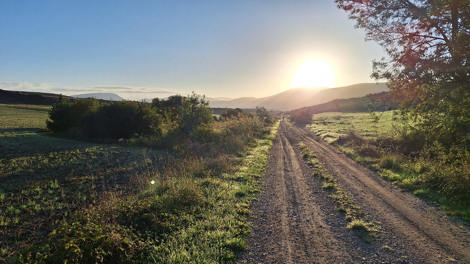 El Camino, Aragon út, napfelkelte, a távolban a magyar házaspárral