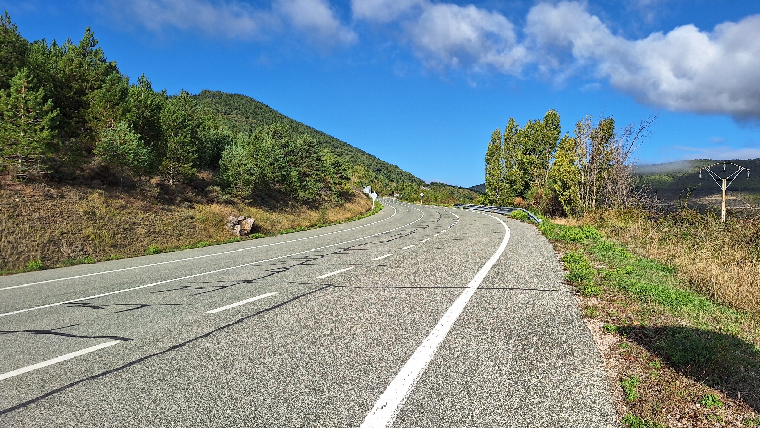 El Camino, Aragon út, majdnem másfél órán keresztül országút mellett kell gyalogolni