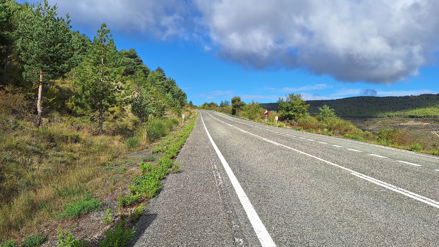 El Camino, Aragon út, majdnem másfél órán keresztül országút mellett kell gyalogolni, 9 %-os emelkedő