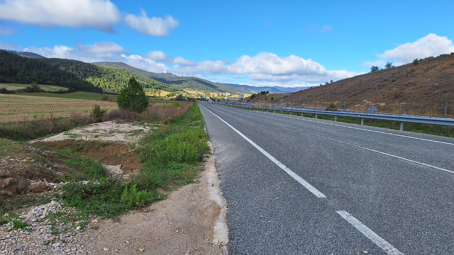 El Camino, Aragon út, majdnem másfél órán keresztül országút mellett kell gyalogolni