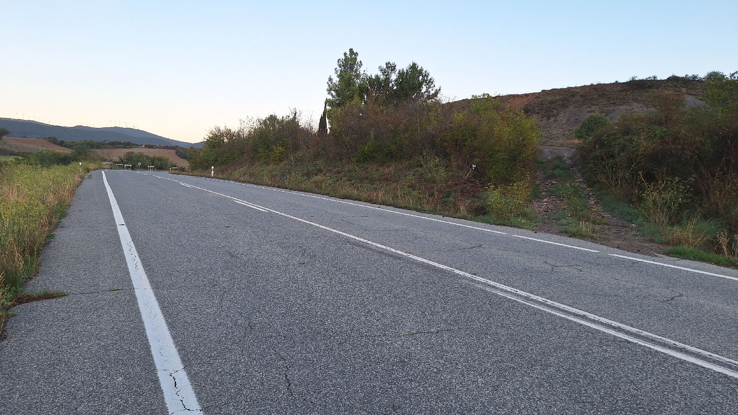 El Camino, Aragon út, országút, jobbra az alternatív út feljárója