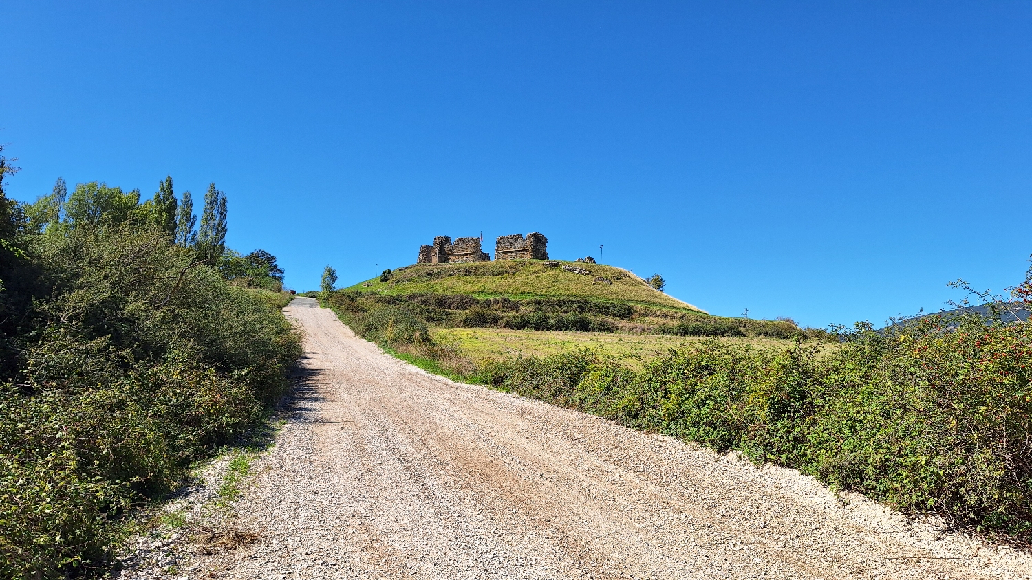 El Camino, Aragon út, széles gyalogút, a háttérben Tiebas várromjai