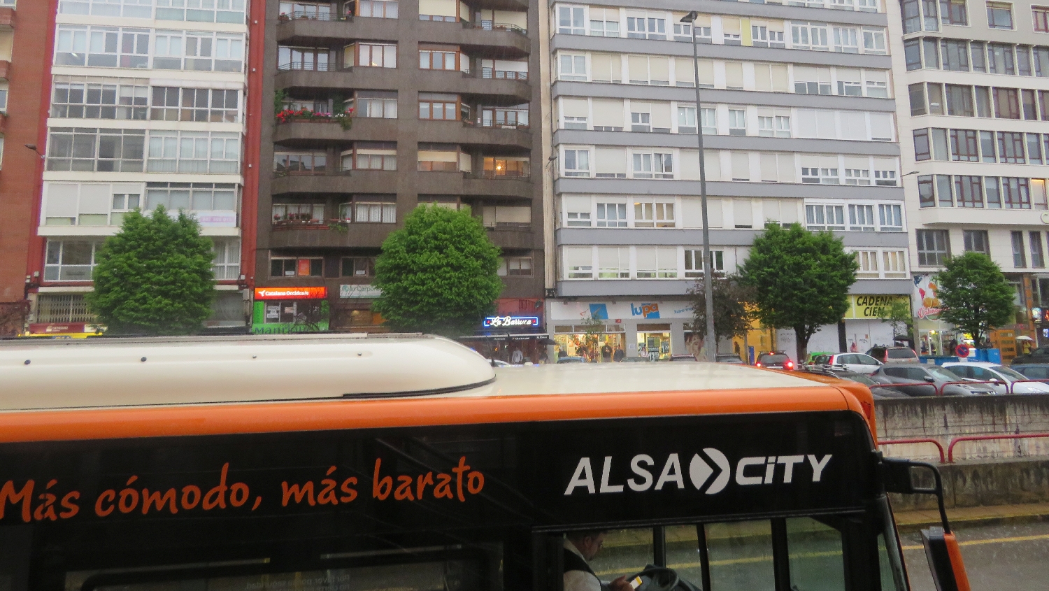 Camino Primitivo, Santander városközpont a buszpályaudvar felől fotózva, ömlik az eső