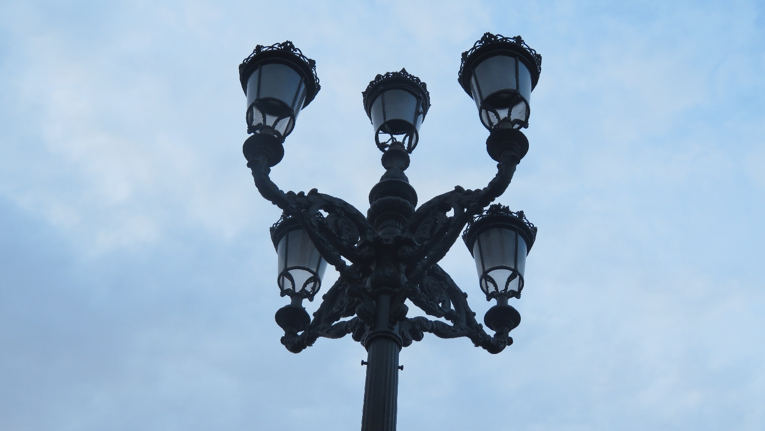 Camino Primitivo, Santander városközpont szép utcai lámpákkal