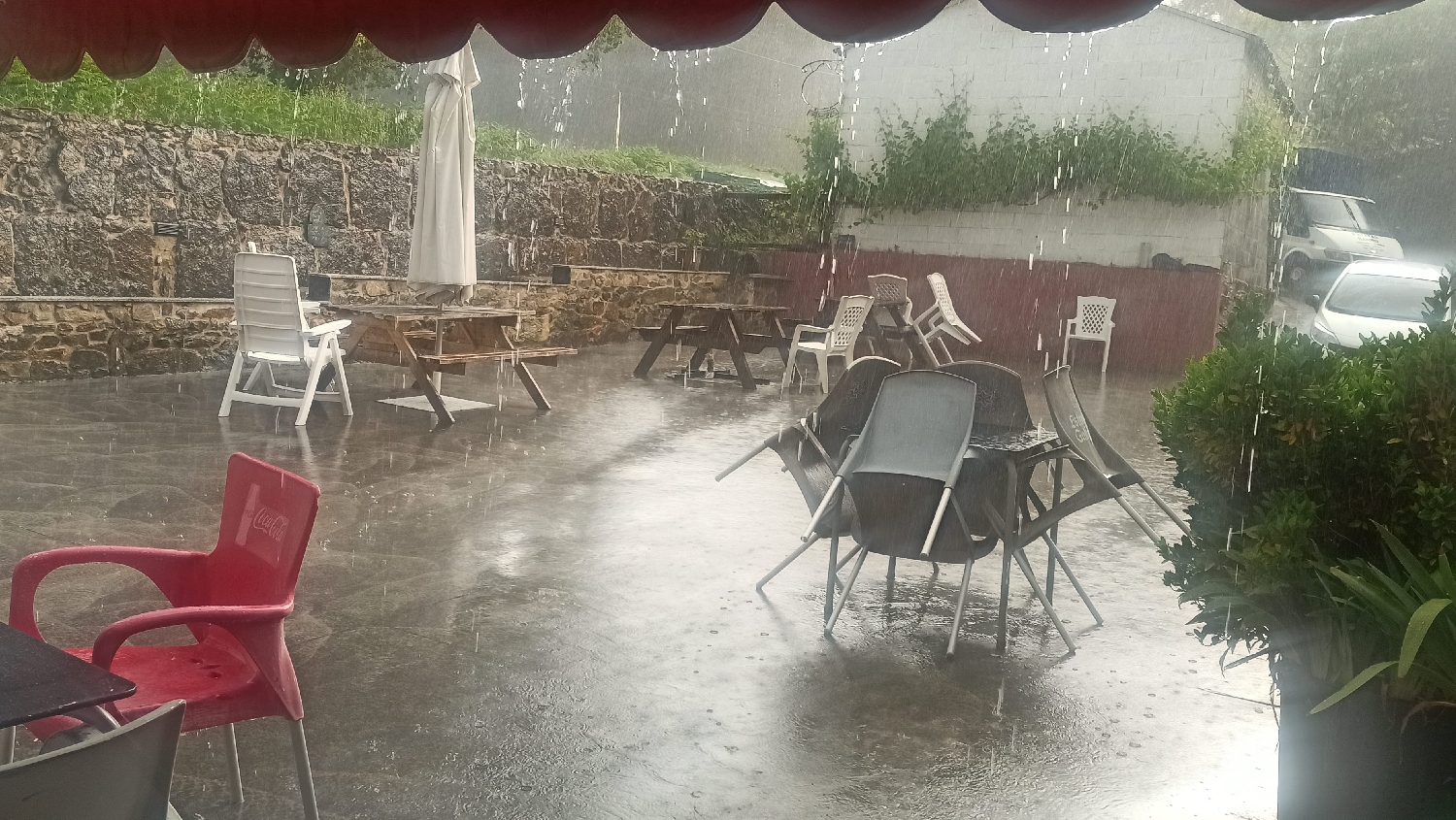 El Camino Primitivo, Ferreira, éppen vacsorázunk, közben ömlik az eső