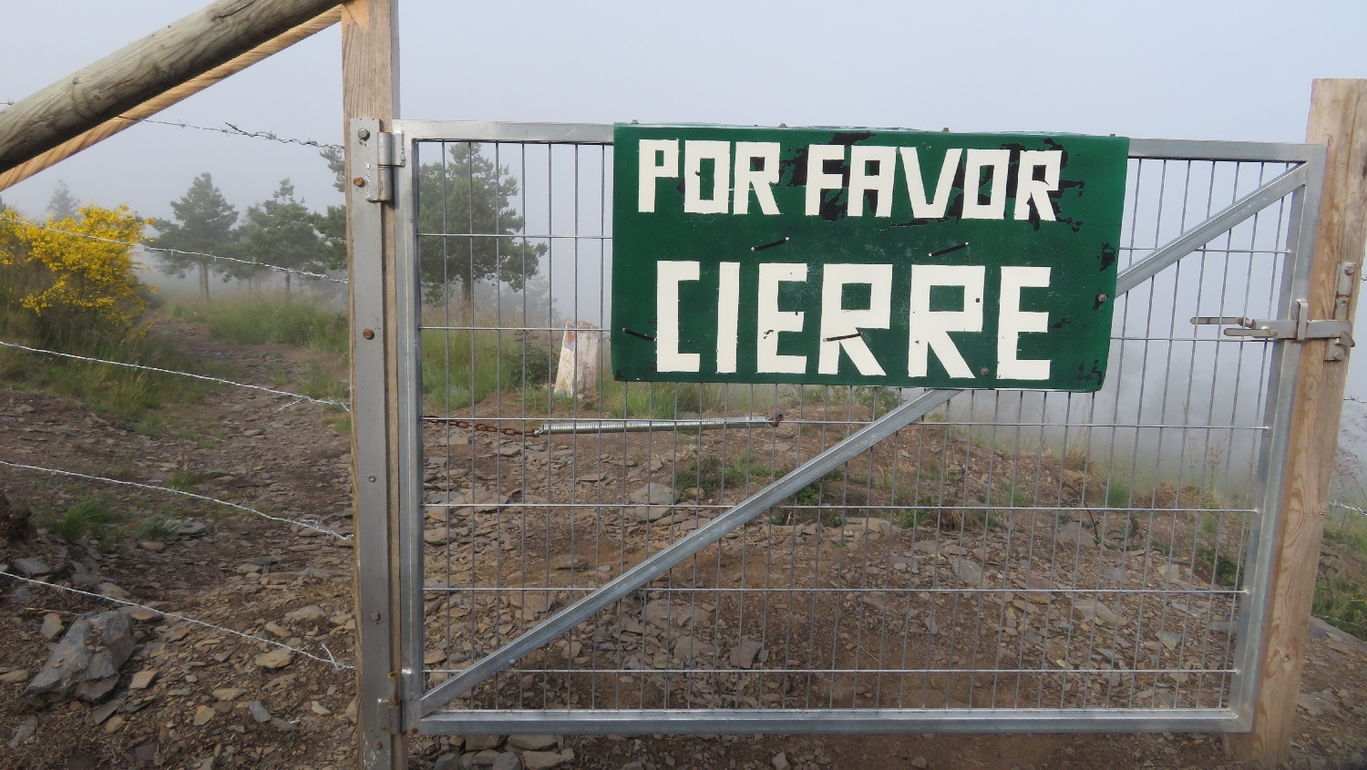 El Camino Primitivo, a kapun felirat kéri a zarándokokat, hogy zárják be maguk után