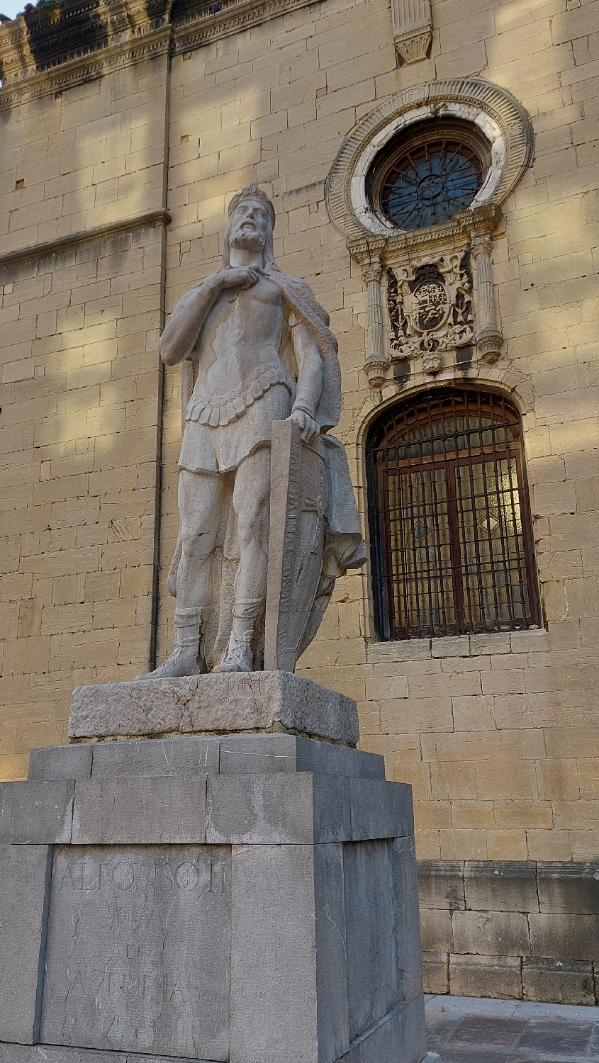 Camino Primitivo, Oviedo, II. Alfonz király szobra a katedrális mellett
