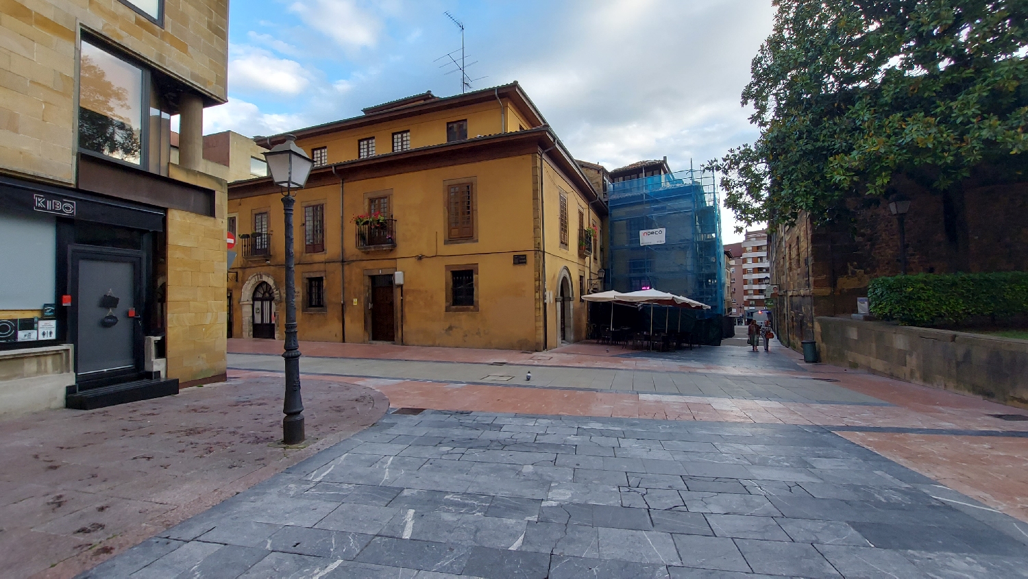 Camino Primitivo, Oviedo, az első szakasz a katedrális felől, a sárga háznál kell balra fordulni
