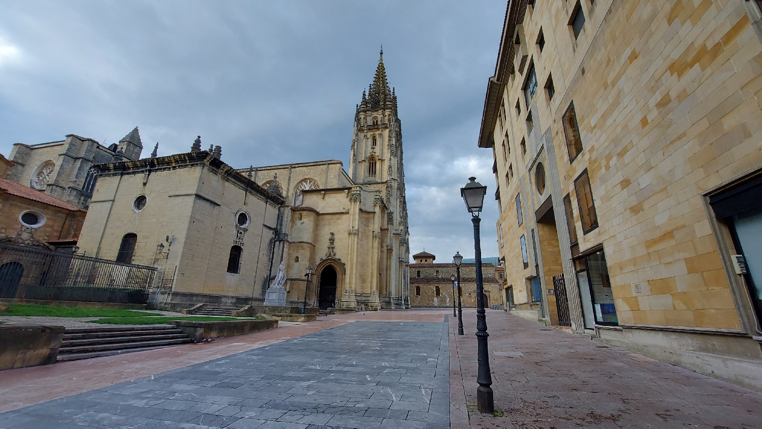 Camino Primitivo, Oviedo, a katedrális a sarokról visszafelé fotózva