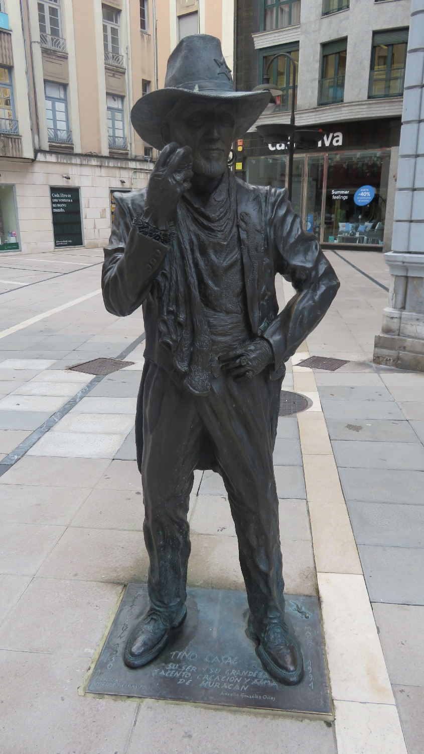 Camino Primitivo, Oviedo, Tino Casal szobra