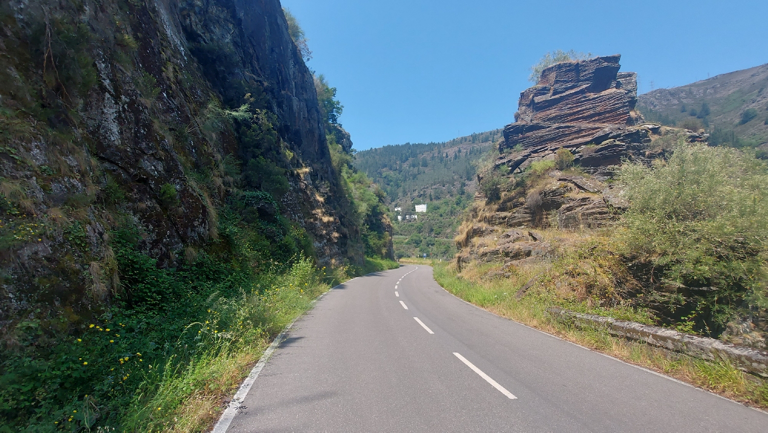 El Camino Primitivo, országút az Embalse de Salime felé
